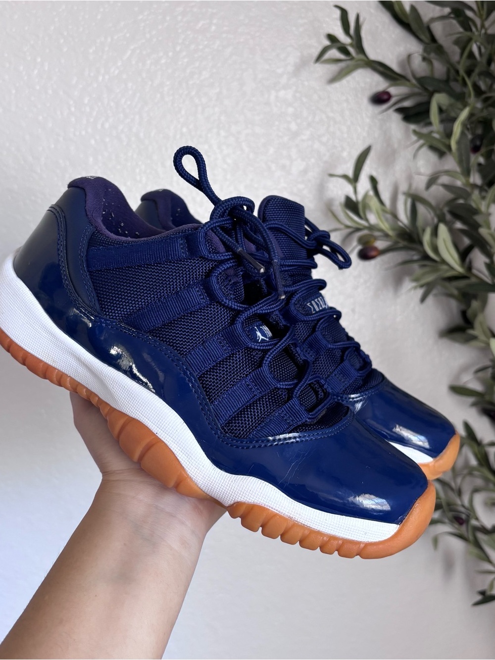Nike Air Jordan 11 Retro Low Navy Gum sneakers 6 Youth